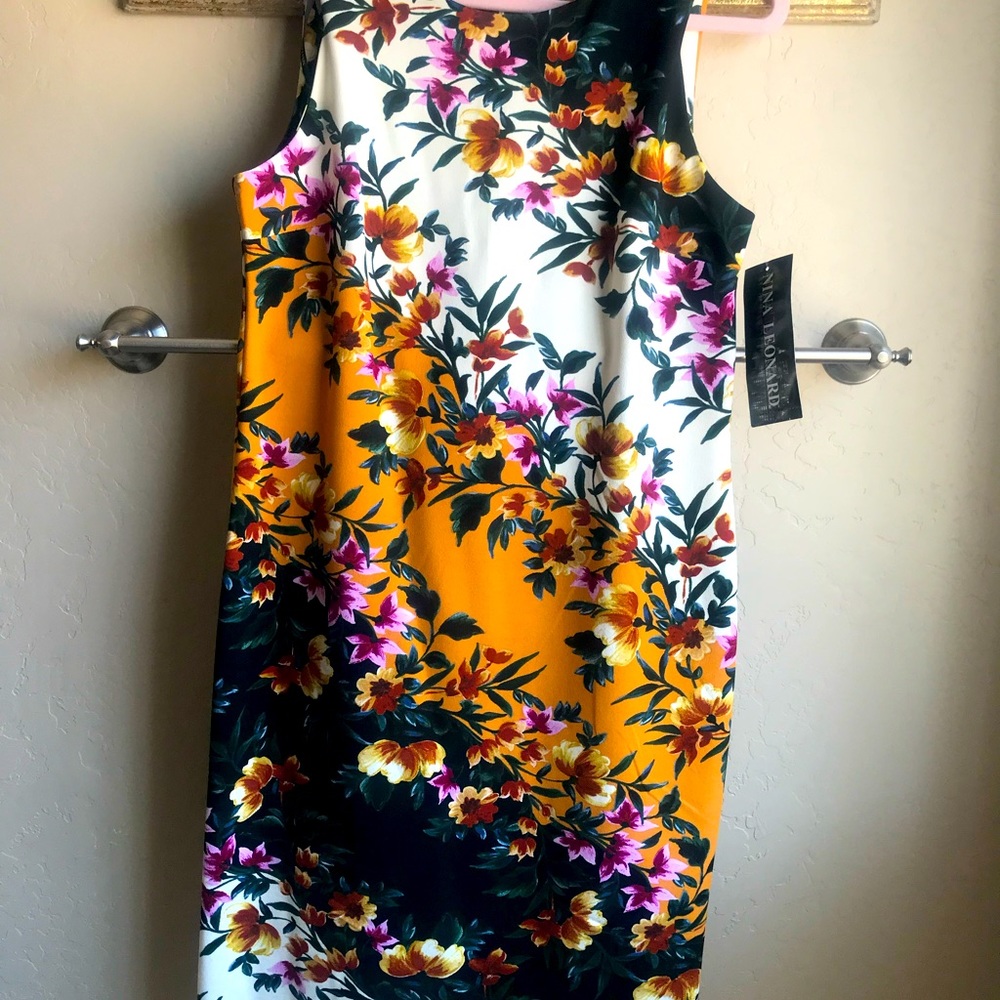 New w/tags midi floral dress! 🖤